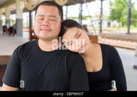 Ein junges asiatisches Paar im Bahnhof Stockfoto