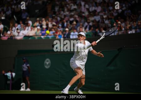 LONDON, ENGLAND - 09. JULI: Jannik Sinner of Italy in Aktion das Gentlemen's Singles Quarter Finals Match gegen Ben Shelton aus den Vereinigten Staaten am 10. Tag der Meisterschaft Wimbledon 2025 im All England Lawn Tennis and Croquet Club am 9. Juli 2025 in London, England. (MB Media) Guthaben: MB Media Solutions/Alamy Live News Stockfoto