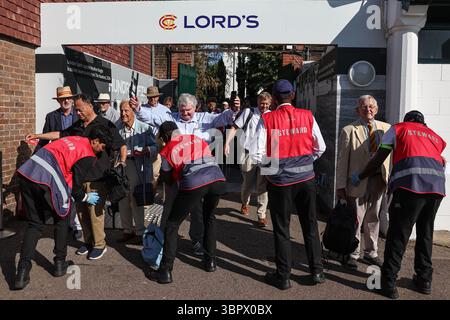 London, Großbritannien. Juli 2025. 08:30 Uhr und die Tore öffnen sich für Zuschauer, wenn sie sich während des 3. Rothesay Test Match Day 1 England gegen Indien im Lords, London, Großbritannien, 10. Juli 2025 (Foto: Mark Cosgrove/News Images) Credit: News Images LTD/Alamy Live News Stockfoto