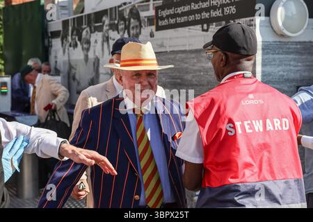 London, Großbritannien. Juli 2025. 08:30 Uhr und die Tore öffnen sich für die Zuschauer, wenn sie sich während des 3. Rothesay Test Match Day 1 England gegen Indien in Lords, London, Großbritannien, 10. Juli 2025 (Foto: Mark Cosgrove/News Images) in London, Großbritannien am 7. Oktober 2025 durch die Sicherheitskontrolle begeben. (Foto: Mark Cosgrove/News Images/SIPA USA) Credit: SIPA USA/Alamy Live News Stockfoto