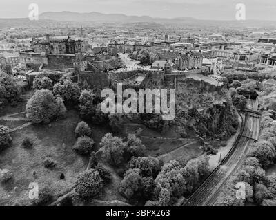 Edinburgh Schottland: 18. Mai 2025: Edinburgh Castle aus der Luft. Edinburgh Castle thront über den Princes Street Gardens Stockfoto