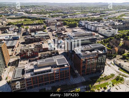 Glasgow Schottland: 18. Mai 2025: Drohnenaufnahmen von Außenaufnahmen des Barclays Clyde Place am Fluss. Barclays Bankbüros Stockfoto