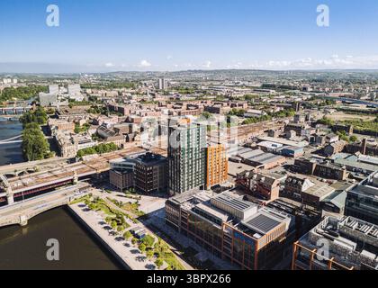 Glasgow Schottland: 18. Mai 2025: Drohnenaufnahmen von Außenaufnahmen des Barclays Clyde Place am Fluss. Barclays Bankbüros Stockfoto