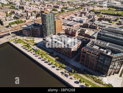 Glasgow Schottland: 18. Mai 2025: Drohnenaufnahmen von Außenaufnahmen des Barclays Clyde Place am Fluss. Barclays Bankbüros Stockfoto