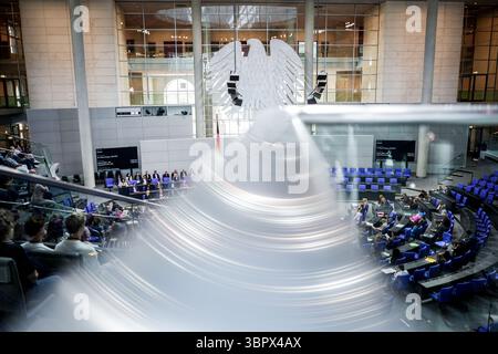 Berlin, Deutschland. Juli 2025. Ansicht des Plenarsaals im Bundestag, da die Haushaltsdiskussionen fortgesetzt werden. Quelle: Kay Nietfeld/dpa/Alamy Live News Stockfoto