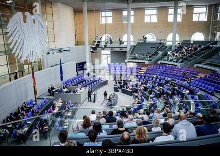 Berlin, Deutschland. Juli 2025. Ansicht des Plenarsaals im Bundestag, da die Haushaltsdiskussionen fortgesetzt werden. Quelle: Kay Nietfeld/dpa/Alamy Live News Stockfoto