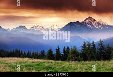 Fantastischer Blick auf die Bergkette mit Schneegipfeln in der Dämmerung. Dramatische und malerische Szene. Lage Ort Salzburg. Österreich, Europa. Künstlerisch Stockfoto