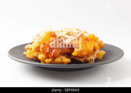 Gebratene chinesische Blumenbrötchen auf weißem Hintergrund Stockfoto