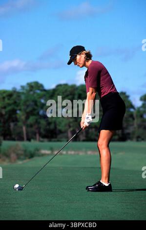 011127 Medalist GC, FL., USA Bild Mark Newcombe Catrin Nilsmark an der Swing-Adressenposition Bildnachweis: Mark Newcombe / Visionen im Golf Driver Golfanleitung mit blauem Himmel Hintergrund Stockfoto