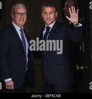 London, Großbritannien. Juli 2025. Präsident Frankreichs, Emmanuel Macron, wird heute von Sir Keir Starmer, Premierminister des Vereinigten Königreichs, in der Downing Street 10 begrüßt. Quelle: Imageplotter/Alamy Live News Stockfoto