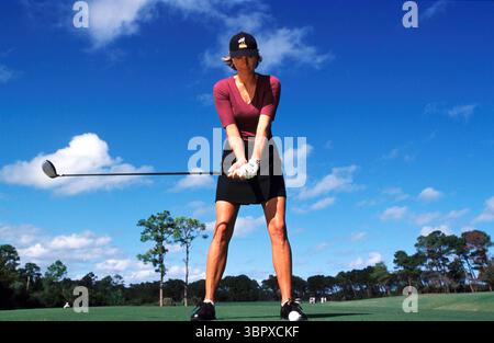 011127 Medalist GC, FL., USA Bild Mark Newcombe Catrin Nilsmark an der Swing-Adressenposition Bildnachweis: Mark Newcombe / Visionen im Golf Driver Golfanleitung mit blauem Himmel Hintergrund Stockfoto