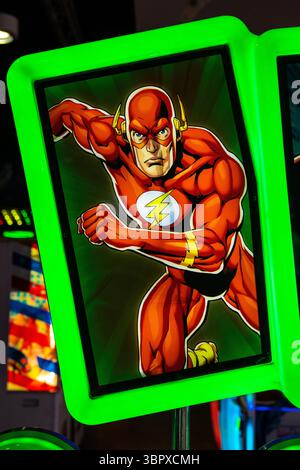 Somerset, Großbritannien - 14. Mai 2025: Nahaufnahme eines Bildes des Superhelden Flash auf einer Justice League Coin Pusher Machine in einer Amusement Arcade. Stockfoto