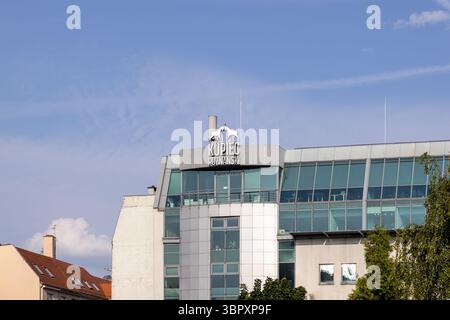 Posen, Polen - 18. Juni 2025: Das Gebäude Kupiec Poznanski, ein Wahrzeichen der Stadt, zeichnet sich durch seine einzigartige Architektur und das Pferdelogo vor einem Keim aus Stockfoto