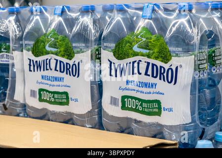 Posen, Polen - 18. Juni 2025: Nahaufnahme der Mineralwasserflaschen Zywiec Zdroj mit ihrem unverwechselbaren Markenlabel, das bequem zu sehen ist Stockfoto