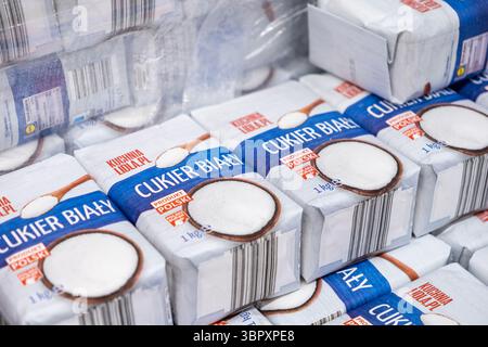 Posen, Polen - 18. Juni 2025: Nahaufnahme zahlreicher Lidl-Weißzuckerverpackungen, die ein essentielles Grundnahrungsmittel für den Haushalt darstellen und die Stockfoto