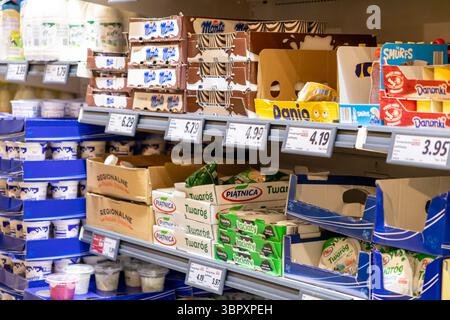 Posen, Polen - 18. Juni 2025: Supermarktregale mit Milchprodukten von Monte, Piatnica und Danio, die die Preise für Käufer deutlich anzeigen Stockfoto