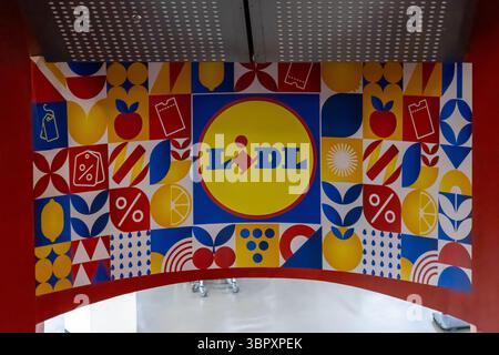 Posen, Polen - 18. Juni 2025: LIDL-Logo auf einem lebendigen, farbenfrohen Wandgemälde mit abstrakten Speisen und Einkaufssymbolen, die den modernen Einzelhandel aufwerten Stockfoto