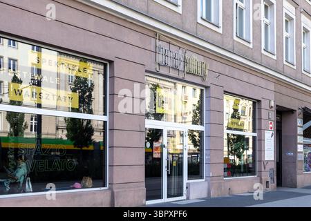 Posen, Polen - 18. Juni 2025: Barak Kulturzentrum Fassade präsentiert Schaufensterschilder für Spektakel, Festivals, Workshops, Ausstellungen und vieles mehr Stockfoto