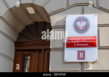 Posen, Polen – 18. Juni 2025: Die Universität der Künste mit dem Namensschild Poznaniu auf dem traditionellen Universitätsgebäude, das die Kunstausbildung darstellt Stockfoto