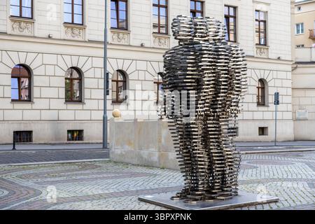 Posen, Polen – 18. Juni 2025: Golema David Cerny, eine innovative kinetische Schichtskulptur aus Metall, steht dynamisch auf einem urbanen Platz vor einem Horn Stockfoto