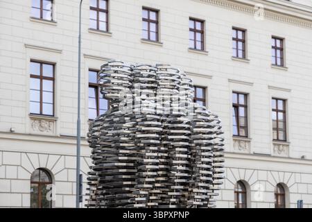 Posen, Polen – 18. Juni 2025: Golema David Cerny, eine fesselnde abstrakte Kunstinstallation, hebt ihre dynamische Form durch segmentiertes Rotation Me hervor Stockfoto