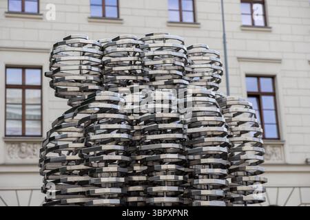 Posen, Polen – 18. Juni 2025: Golema David Cerny, eine ikonische abstrakte Skulptur, zeigt kontinuierlich rotierende, polierte Metallschichten, die das Symbol für die Skulptur darstellen Stockfoto