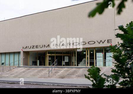Posen, Polen - 18. Juni 2025: Muzeum Narodowe, eine bedeutende kulturelle Institution mit moderner Architektur, einladendem Eingang und breiter Straße Stockfoto