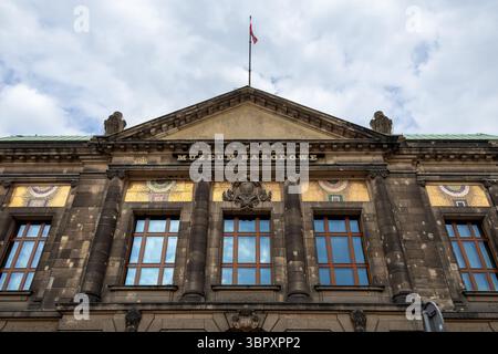 Posen, Polen - 18. Juni 2025: Das elegante Äußere des Muzeum Narodowe, eines prominenten Nationalmuseums, zeigt kunstvolle Details, die kulturelle dimension verkörpern Stockfoto