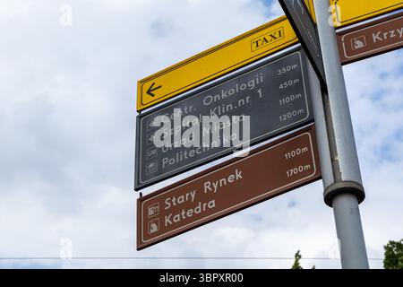 Posen, Polen - 18. Juni 2025: Richtungstafeln an einem Pol zeigen deutlich Entfernungen zu Stadtstandorten wie Urzad Miasta und Politechnika an Stockfoto