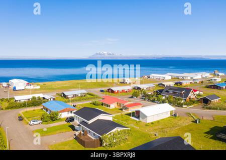 Panoramablick auf die kleine Stadt Bakkafjörður, Island Stockfoto