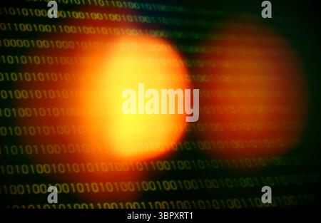 Abstrakte gelbe Farbformen vor dem Hintergrund von Binärzahlen Stockfoto