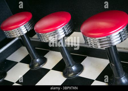 Drehbare Hocker an der Essenstheke Stockfoto