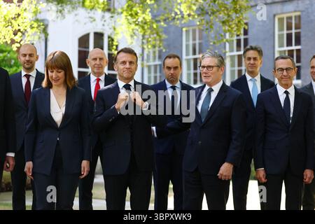 Der britische Premierminister Keir Starmer und der französische Präsident Emmanuel Macron posieren für ein Familienfoto mit dem französischen Minister für Europa und Auswärtige Angelegenheiten Jean-Noel Barrot, Rachel Reeves, dem Finanzminister des Vereinigten Königreichs John Healey, dem französischen Verteidigungsminister Sebastien Lecornu, dem britischen Staatssekretär für Energiesicherheit und Net Zero Ed Miliband, dem französischen Innenminister Bruno Retailleau während des Gipfels in London 10. als Teil seines dreitägigen Staatsbesuchs in Großbritannien am 10. Juli 2025. Foto: Gonzalo Fuentes/Pool/ab Stockfoto