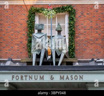 König und Königin Skulptur vor Fortnum und Mason Store in London Stockfoto