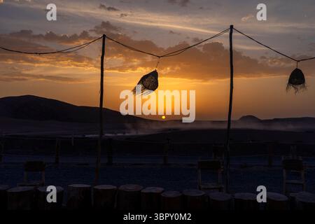 Wunderschöner Sonnenuntergang in der Wüste Agafay, Marrakesch Stockfoto