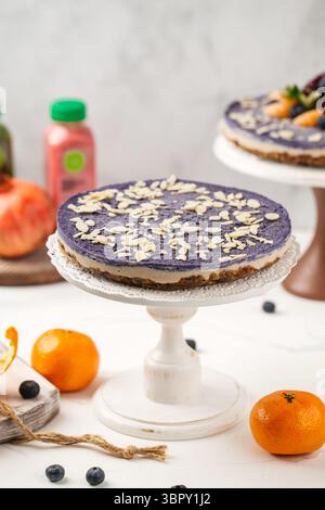 Blaubeerkuchen mit Mandelflocken auf dem Ständer Stockfoto