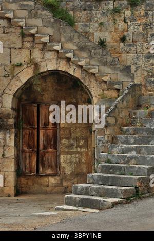 Ein traditioneller libanesischer Bogen und eine Treppe in einem libanesischen Dorf. Stockfoto