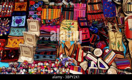 Farbenfrohe handgemachte Geldbörsen und Taschen auf einem traditionellen Markt in Chiapas mexiko Stockfoto