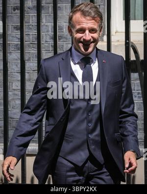 London, Großbritannien. Juli 2025. Der französische Präsident Emmanuel Macron verlässt die Downing Street 10 mit Sir Keir Starmer, dem Premierminister des Vereinigten Königreichs, nach dem heutigen Gipfeltreffen zwischen Großbritannien und Frankreich. Quelle: Imageplotter/Alamy Live News Stockfoto