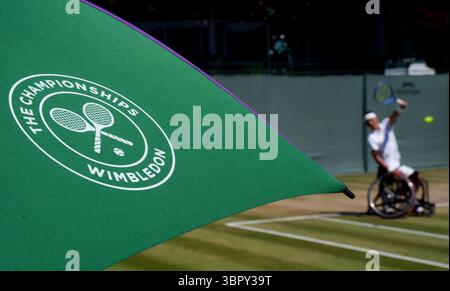 Eine allgemeine Ansicht eines Regenschirms von Wimbledon am 11. Tag der Wimbledon Championships 2025 im All England Lawn Tennis and Croquet Club, London. Bilddatum: Donnerstag, 10. Juli 2025. Stockfoto