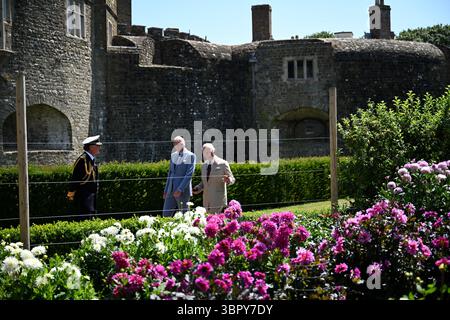 König Karl III. Macht Spaziergänge durch den Garten der Königin bei einem Besuch des Walmer Castle, der offiziellen Residenz des Lord Wächters der Cinque Ports in Deal, Kent, um Vertreter der 14 Küstenstädte zu treffen, aus denen der Bund der Cinque Ports besteht. Die Cinque Ports entstanden als mittelalterliche Handels- und Verteidigungsallianz von Häfen entlang der Südostküste Englands und sind bis heute als zeremonielle Organisation erhalten. Bilddatum: Donnerstag, 10. Juli 2025. Stockfoto