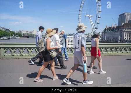 London, Vereinigtes Königreich 10. Juli 2025. Fußgänger auf der westminster Bridge an einem heißen und feuchten Tag in der Hauptstadt, als die dritte Hitzewelle Großbritanniens im Sommer mit Temperaturen von 33 Grad Amer Ghazzal/Alamy Live News erwartet wird Stockfoto