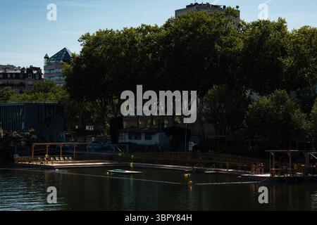 Paris, Frankreich. Juli 2025. Die sichere Badestelle an der seine wird nach vier Tagen Sperrung aufgrund von Regen wieder geöffnet, wie sie am Standort Grenelle vor dem Eiffelturm in Paris, Frankreich, am 10. Juli 2025 zu sehen ist. Die seine wird erstmals seit 1923 wieder für Pariser Schwimmer geöffnet. Die saisonale Eröffnung der seine zum Schwimmen gilt als wichtiges Erbe der Olympischen Spiele 2024 in Paris, bei denen Freiwasserschwimmer und Triathleten in den Gewässern antreten, die speziell für die Veranstaltung gereinigt wurden. (Foto: Jerome Gilles/NurPhoto)0 Credit: NurPhoto SRL/Alamy Live News Stockfoto