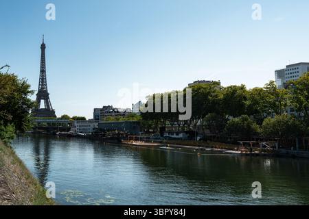 Paris, Frankreich. Juli 2025. Die sichere Badestelle an der seine wird nach vier Tagen Sperrung aufgrund von Regen wieder geöffnet, wie sie am Standort Grenelle vor dem Eiffelturm in Paris, Frankreich, am 10. Juli 2025 zu sehen ist. Die seine wird erstmals seit 1923 wieder für Pariser Schwimmer geöffnet. Die saisonale Eröffnung der seine zum Schwimmen gilt als wichtiges Erbe der Olympischen Spiele 2024 in Paris, bei denen Freiwasserschwimmer und Triathleten in den Gewässern antreten, die speziell für die Veranstaltung gereinigt wurden. (Foto: Jerome Gilles/NurPhoto)0 Credit: NurPhoto SRL/Alamy Live News Stockfoto