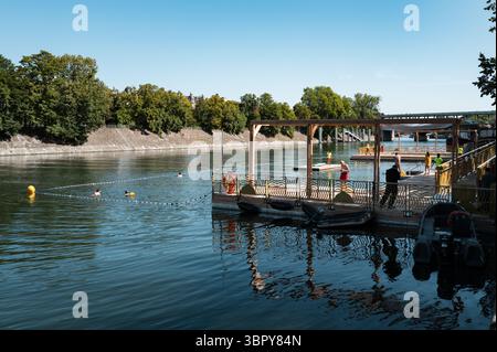 Paris, Frankreich. Juli 2025. Die sichere Badestelle an der seine wird nach vier Tagen Sperrung aufgrund von Regen wieder geöffnet, wie sie am Standort Grenelle vor dem Eiffelturm in Paris, Frankreich, am 10. Juli 2025 zu sehen ist. Die seine wird erstmals seit 1923 wieder für Pariser Schwimmer geöffnet. Die saisonale Eröffnung der seine zum Schwimmen gilt als wichtiges Erbe der Olympischen Spiele 2024 in Paris, bei denen Freiwasserschwimmer und Triathleten in den Gewässern antreten, die speziell für die Veranstaltung gereinigt wurden. (Foto: Jerome Gilles/NurPhoto)0 Credit: NurPhoto SRL/Alamy Live News Stockfoto
