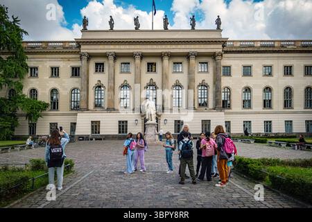 Berlin Mitte, Humboldt Universität, Straße unter den Linden - 10.07.2025 Berlin *** Berlin Mitte, Humboldt University HUB, Straße unter den Linden 10 07 2025 Berlin Stockfoto
