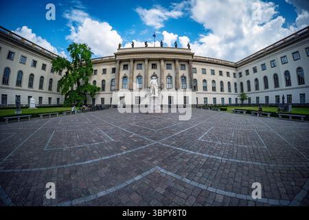 Berlin Mitte, Humboldt Universität, Straße unter den Linden - 10.07.2025 Berlin *** Berlin Mitte, Humboldt University HUB, Straße unter den Linden 10 07 2025 Berlin Stockfoto
