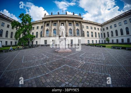 Berlin Mitte, Humboldt Universität, Straße unter den Linden - 10.07.2025 Berlin *** Berlin Mitte, Humboldt University HUB, Straße unter den Linden 10 07 2025 Berlin Stockfoto