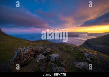 Blick auf den Gipfel des Skaelingsfjall bei Sonnenuntergang im Frühling. Sornfelli, Streymoy Island, Färöer Inseln Stockfoto
