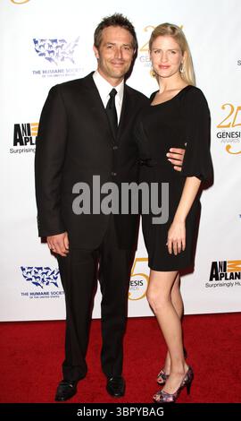 Michael Vartan und Lauren Skaar bei den Genesis Awards der Humane Society of the United States am 19. März 2011 in Kalifornien Stockfoto
